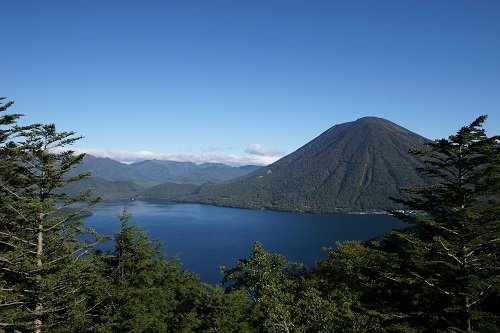 男体山と中禅寺湖